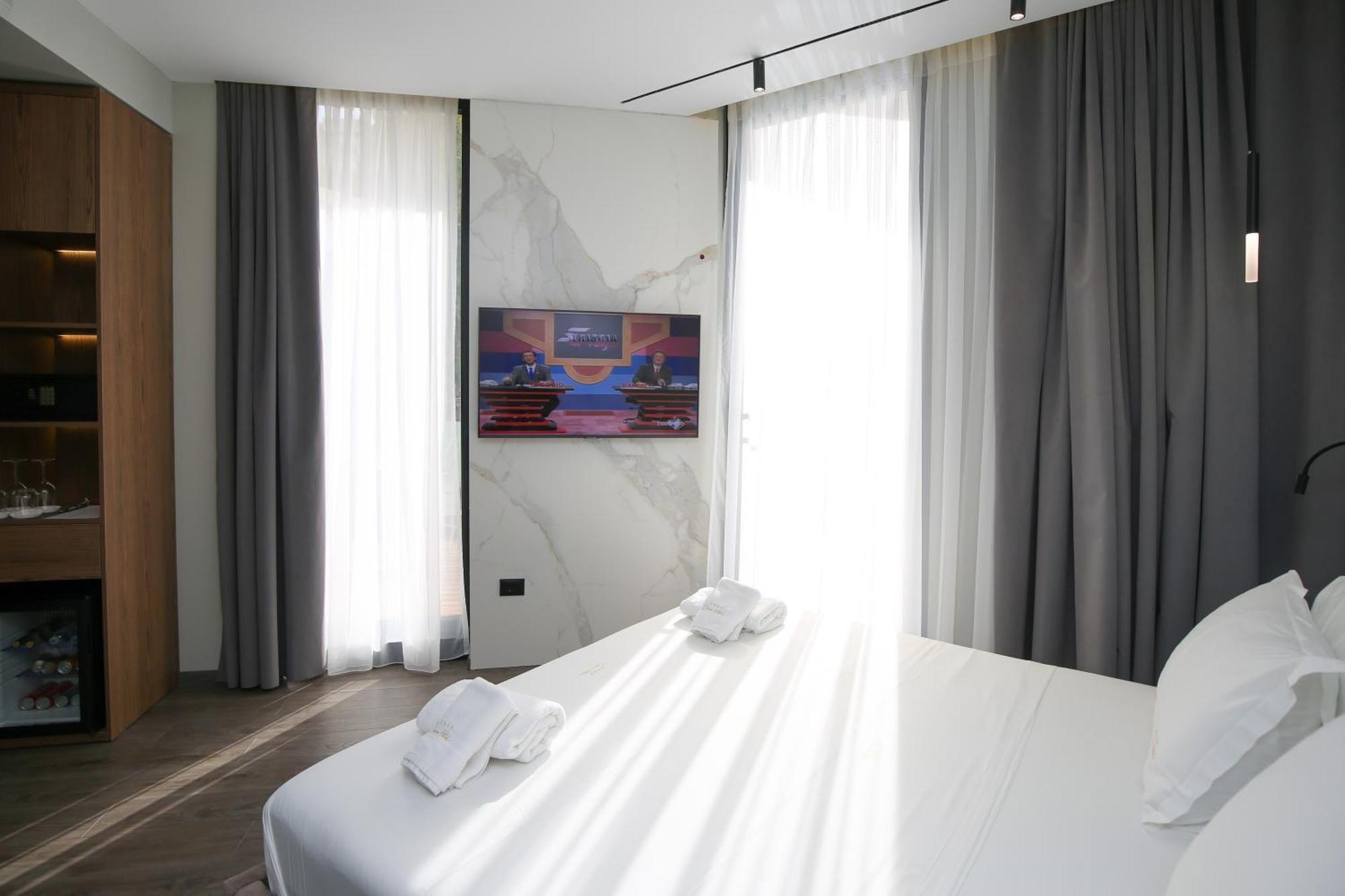 Vlorë Charm Hotel מראה חיצוני תמונה
