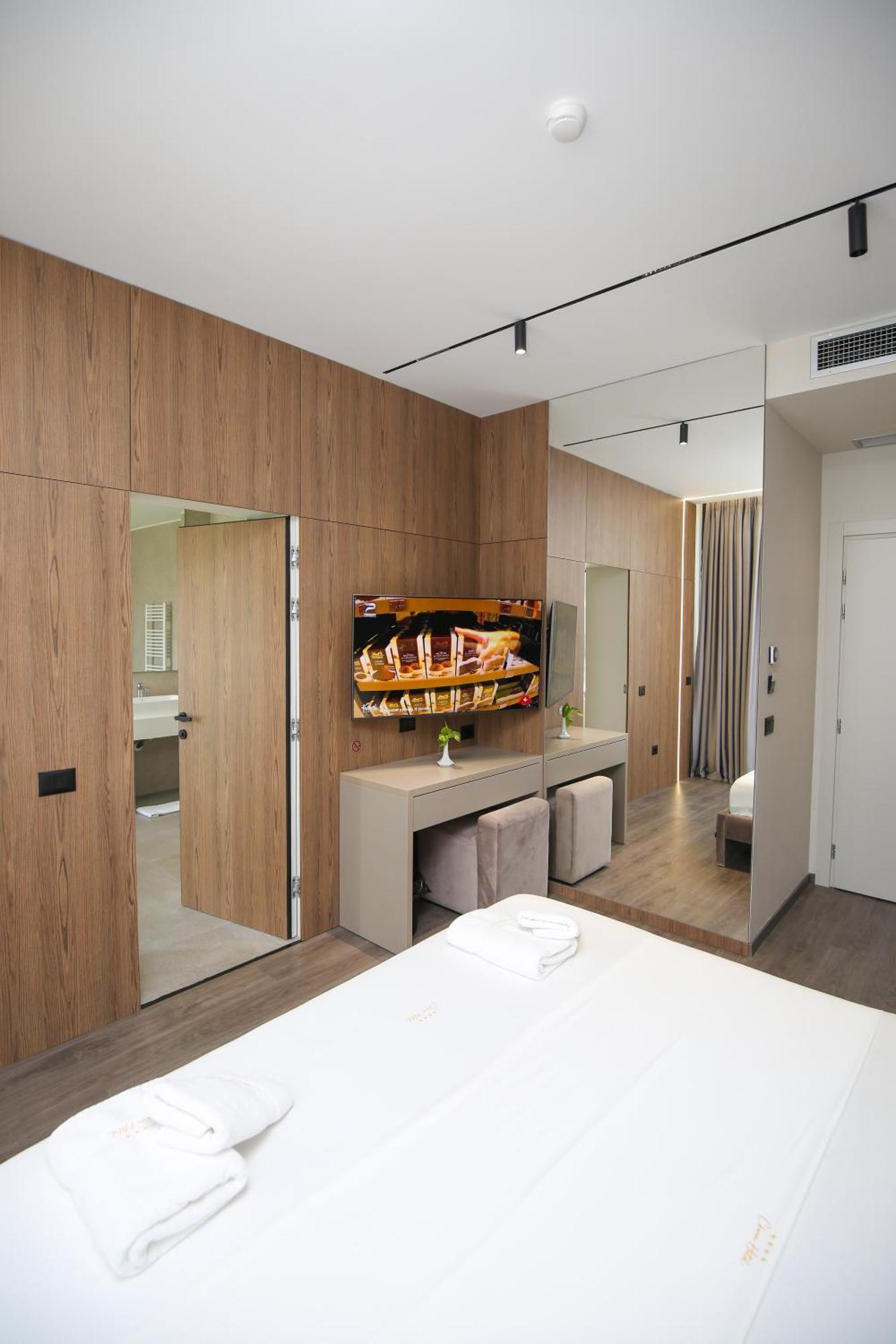 Vlorë Charm Hotel מראה חיצוני תמונה